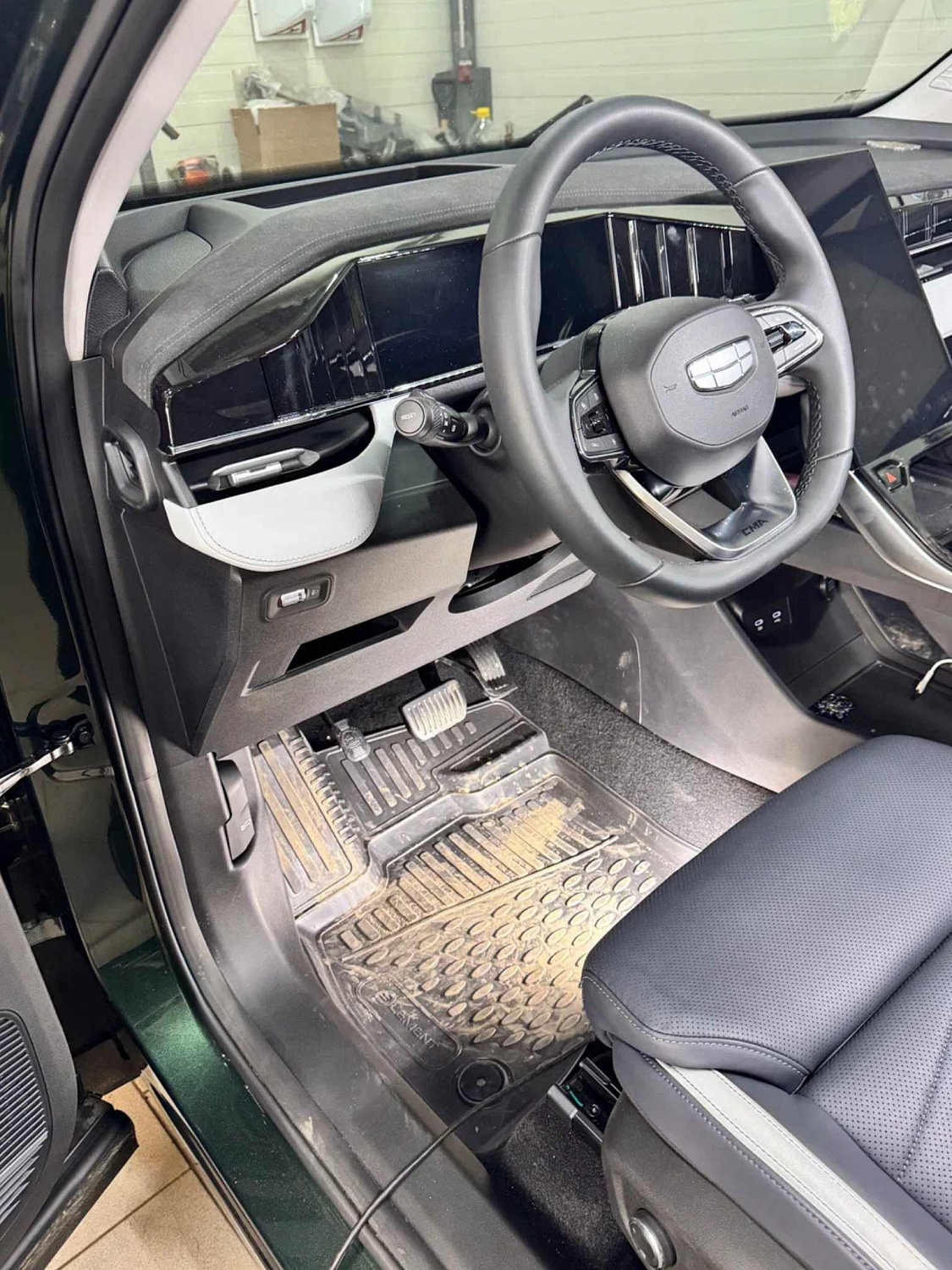 Установка дублера педали газа с защитным экраном для Geely Atlas