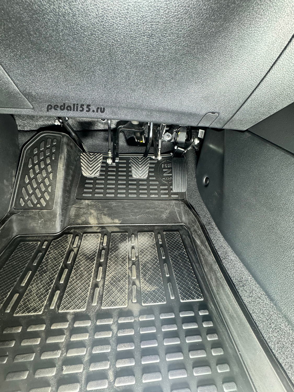 Установка тяговых педалей на Hyundai Solaris МКПП (механика, 3 шт.)